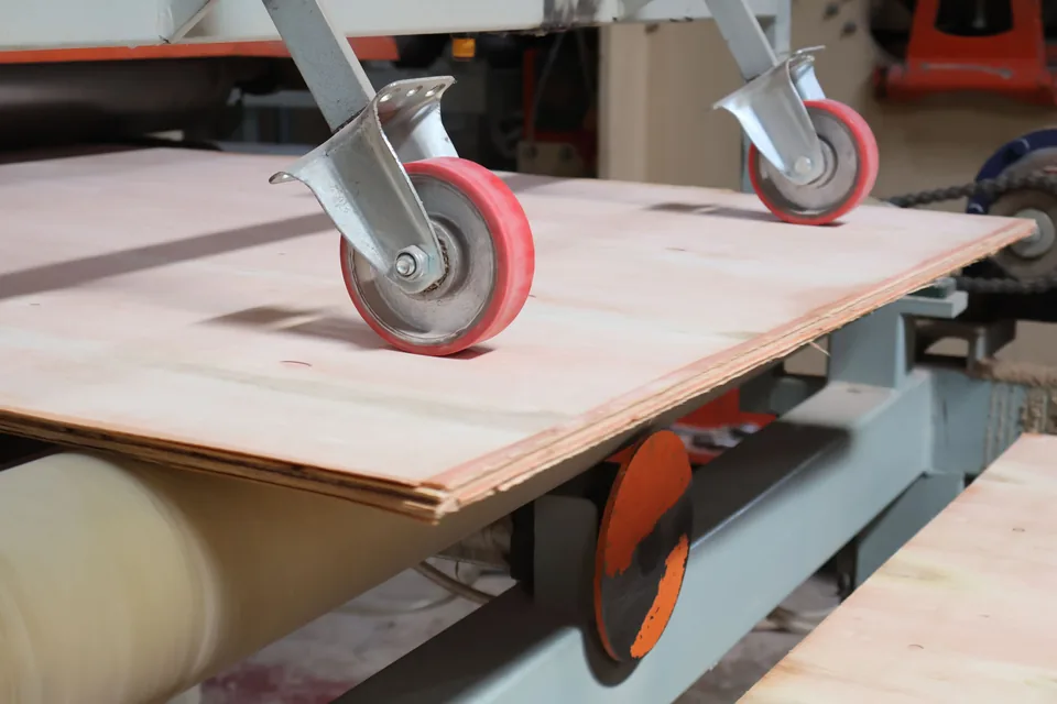 Fine sanding process for plywood surface finishing