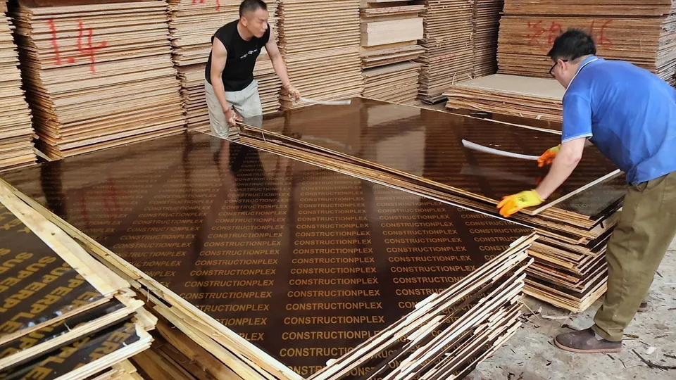 Plywood panel quality inspection before packing
