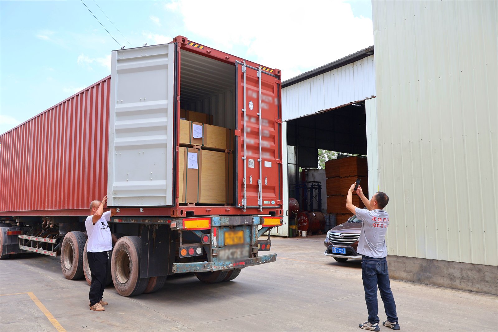 Final plywood container loading inspection record before door closing